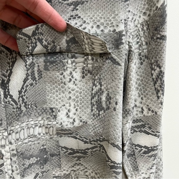 Equipment 100% silk collarless gray snakeskin print button up blouse small - Picture 5 of 8
